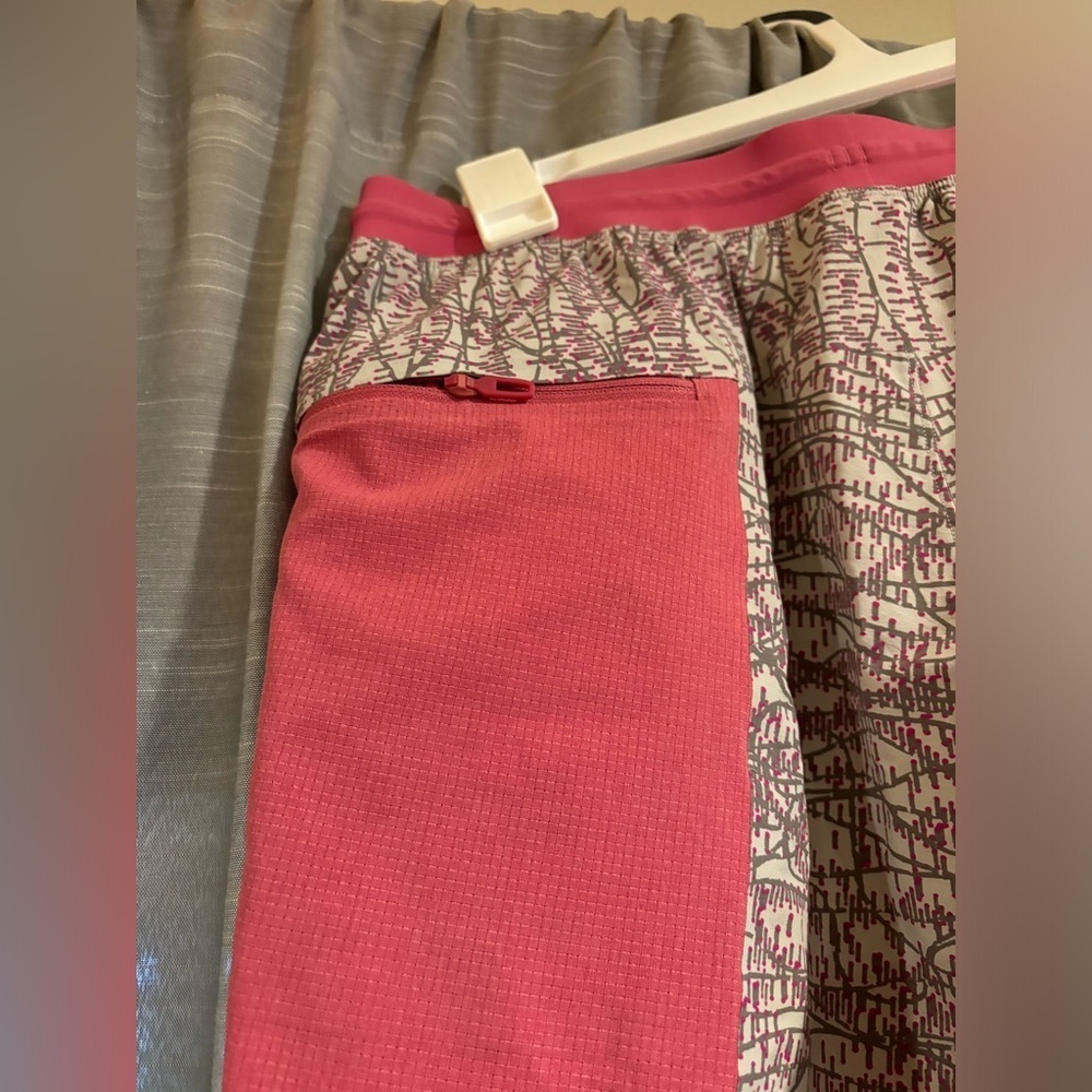 Grey and Pink Size Medium Lululemon Men's Pace Breaker Linerless Running Shorts - Picture 5 of 6